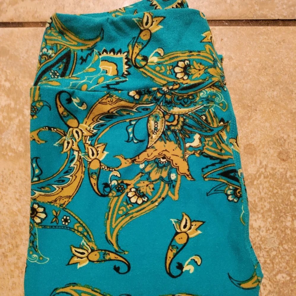 🔥LULAROE Super soft teal & gold paisley print leggings. 1size(sizes 2-10) - Picture 2 of 3
